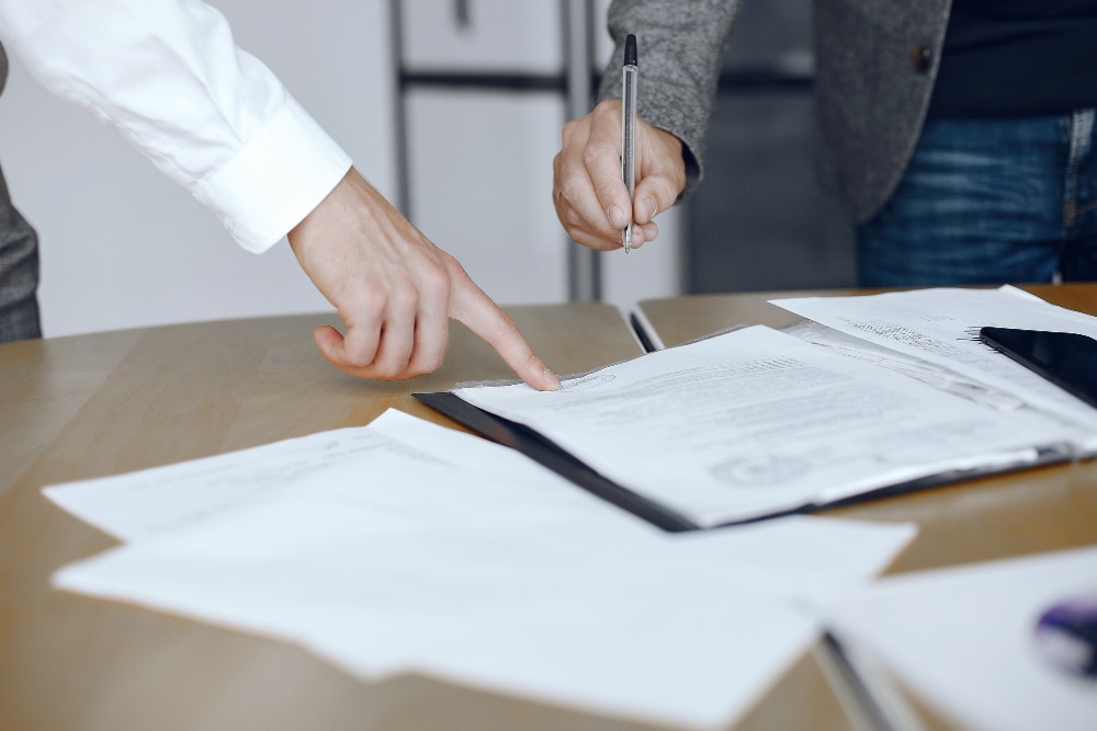 hombres negocios sentados escritorio abogados personas que firman documentos importantes