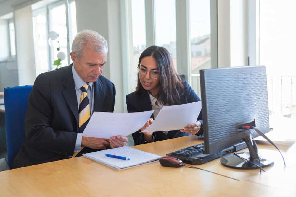 mujer profesional explicando detalles documento al cliente lugar trabajo lider empresarial serio consultor experto financiero o legal concepto trabajo equipo o cooperacion